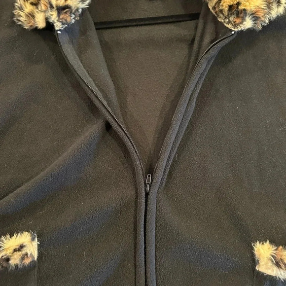 Midnight Velvet Black & Leopard Print Faux Fur Neckline and Pockets Cape - Picture 11 of 11